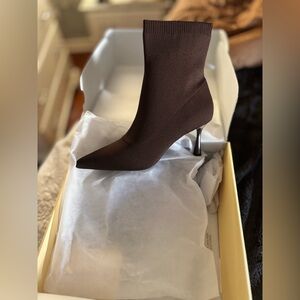 Cosy Island, 12 Minimalist Sock Booties,NIB